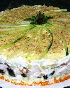 Слоеный салат с копченой курицей, черносливом и шампиньонами