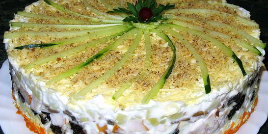 Слоеный салат с копченой курицей, черносливом и шампиньонами