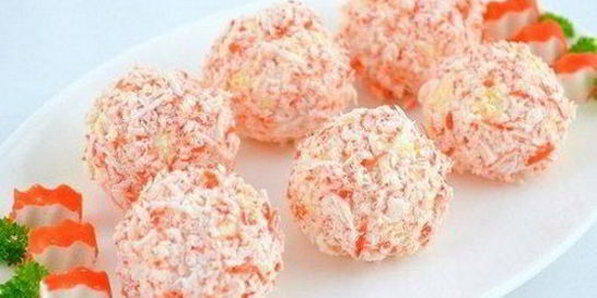 Сырно-крабовый салат шариками Рафаэлло