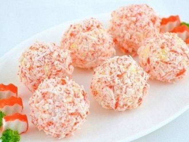 Рецепт сырно-крабового салат шариками рафаэлло