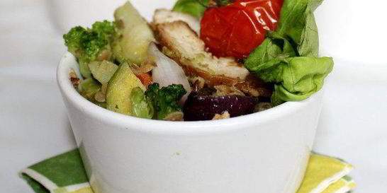 Теплый салат из чечевицы с соусом Гуакамоле