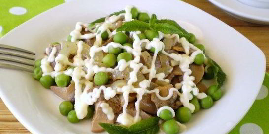 Теплый салат с куриной печенью