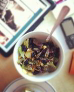 Теплый салат с яблоком