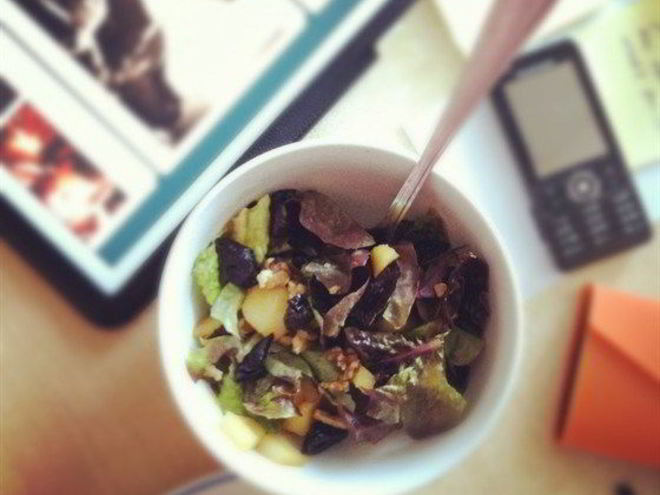 Рецепт теплого салата с яблоком