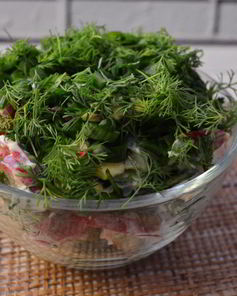 Весенний салат с редиской, огурцом и яйцами