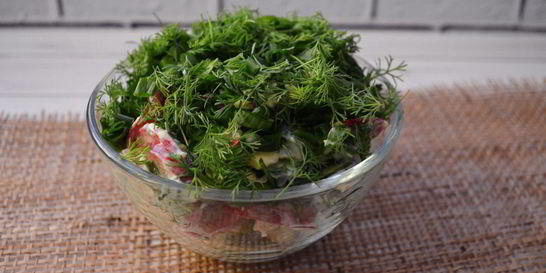 Весенний салат с редиской, огурцом и яйцами