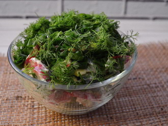 Рецепт весеннего салата с редиской, огурцом и яйцами