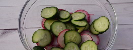 весенний салат с редиской, огурцом и яйцами. Шаг 2