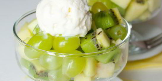 Зеленый фруктовый салат с мороженым