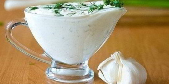 Огуречный белый соус с зеленью