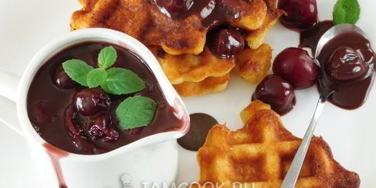 Шоколадно-вишневый соус для десертов