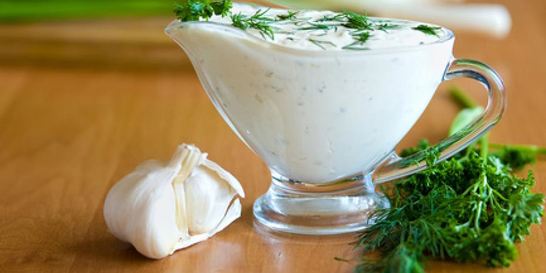 Соус из зелени с чесноком