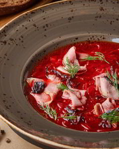 Борщ с копченой уткой и черносливом