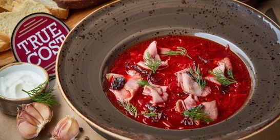 Борщ с копченой уткой и черносливом