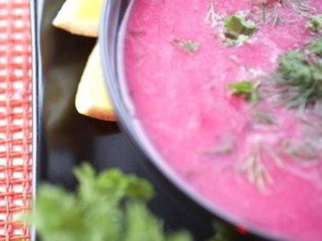 Рецепт свекольно-яблочного борщ со сметаной и фетой