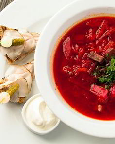 Украинский борщ с говядиной и копченым салом