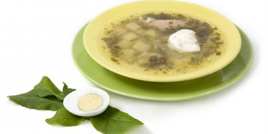 Зеленый борщ со сметаной