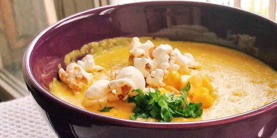 Крем-суп из кукурузы с имбирем, сливками и попкорном