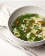 Легкий суп со щавелем и яйцом