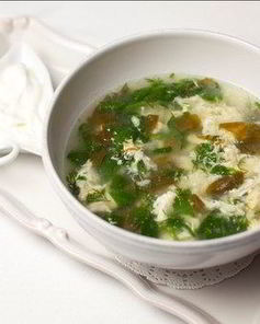 Легкий суп со щавелем и яйцом