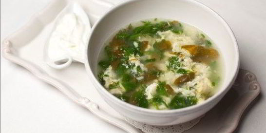 Легкий суп со щавелем и яйцом