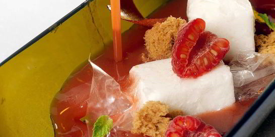 Малиновый суп с конфетами из йогурта