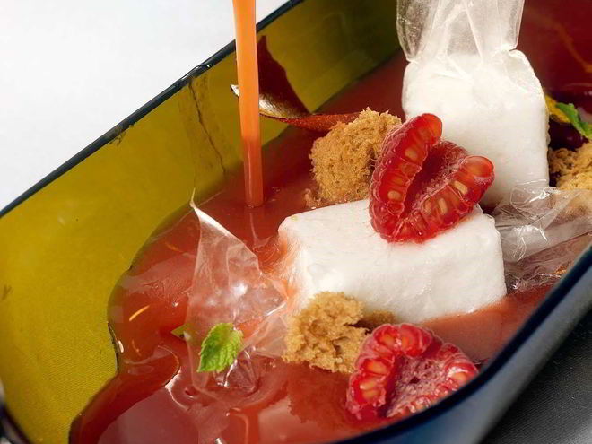 Рецепт малинового супа с конфетами из йогурта