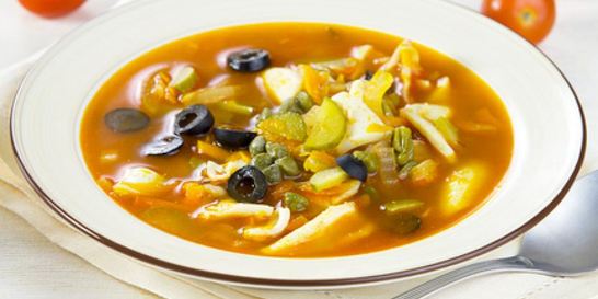 Солянка с кальмаром, оливками и овощами