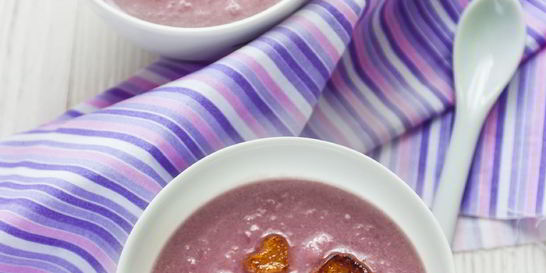 Суп из красной капусты с яблочными сердечками