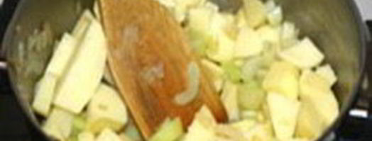 картофельный суп-пюре с сельдереем и куриными клецками. Шаг 2