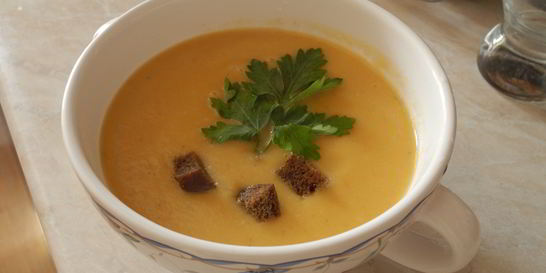 Легкий овощной суп-пюре с цукини и ржаными гренками