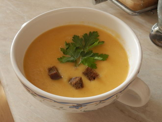 Рецепт легкого овощной суп-пюре с цукини и ржаными гренками