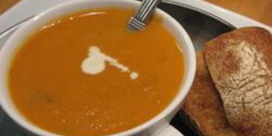 Морковно-томатный суп-пюре с кинзой