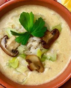 Овощной перловый суп-пюре с луком-пореем и шампиньонами