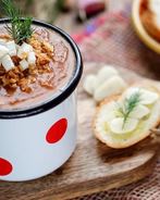 Овощной суп-пюре с луковыми чипсами и адыгейским сыром