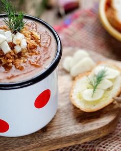 Овощной суп-пюре с луковыми чипсами и адыгейским сыром