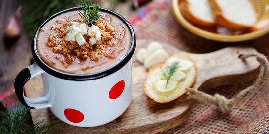 Овощной суп-пюре с луковыми чипсами и адыгейским сыром