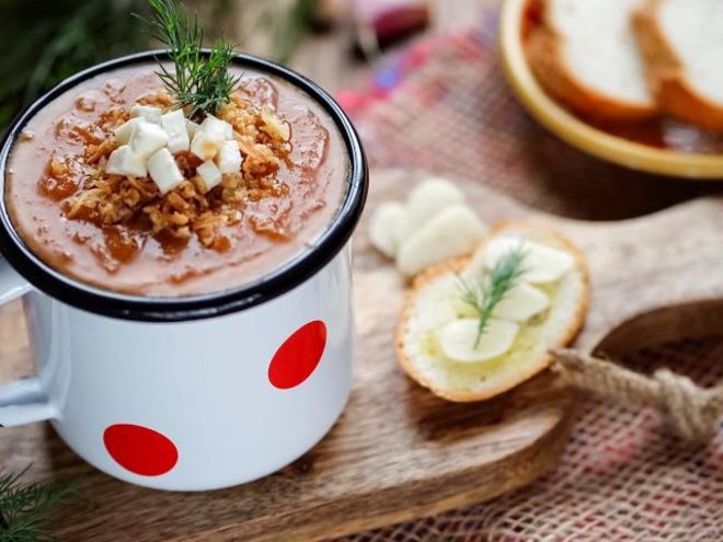 Рецепт овощного супа-пюре с луковыми чипсами и адыгейским сыром