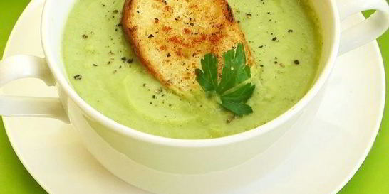 Суп-пюре из брокколи с гренками