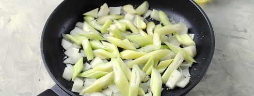 суп-пюре из кабачков с грибами и сельдереем. Шаг 3