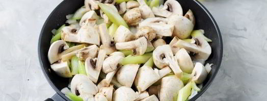 суп-пюре из кабачков с грибами и сельдереем. Шаг 4