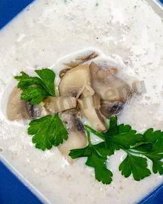 Суп пюре из шампиньонов со сливками и мускатным орехом