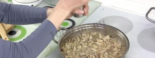 суп пюре из шампиньонов со сливками и мускатным орехом. Шаг 4