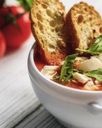 Томатный суп-пюре с протертыми овощами, кальмарами и хрустящей чиабаттой