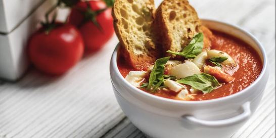 Томатный суп-пюре с протертыми овощами, кальмарами и хрустящей чиабаттой