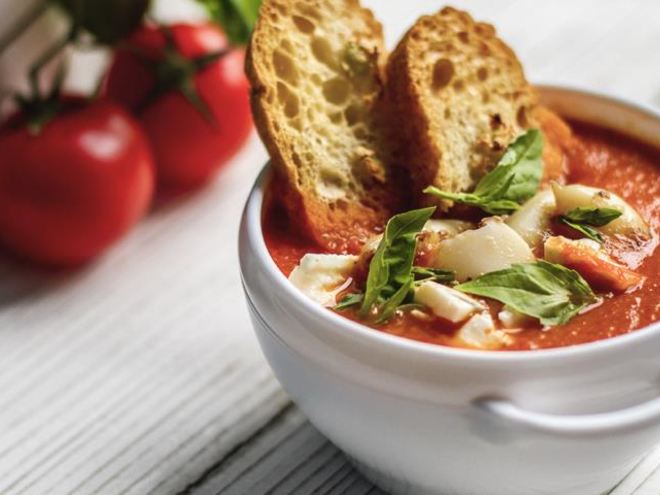 Рецепт томатного супа-пюре с протертыми овощами, кальмарами и хрустящей чиабаттой