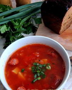 Томатный суп с охотничьими колбасками и фасолью