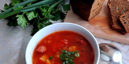 Томатный суп с охотничьими колбасками и фасолью