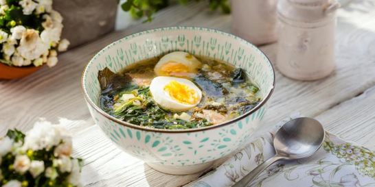 Весенний суп из говядины с щавелем и шпинатом