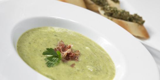 Зеленый суп и бутерброды с паштетом из мидий